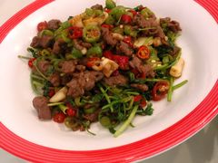 小炒黄牛肉-鑫巴蜀小镇 · 水煮鱼专研店(玉桥店)