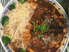 红烧鱼头-南京金牛湖巨碗鱼头