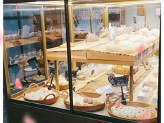 面包甜点陈列柜-啊噗吐呦现场烘焙(麦凯乐店)