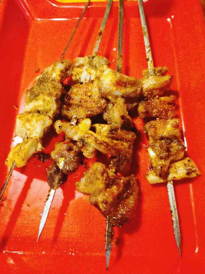 开心一百串-"朋友推荐的一家串串,周围不太好停车,夜里.