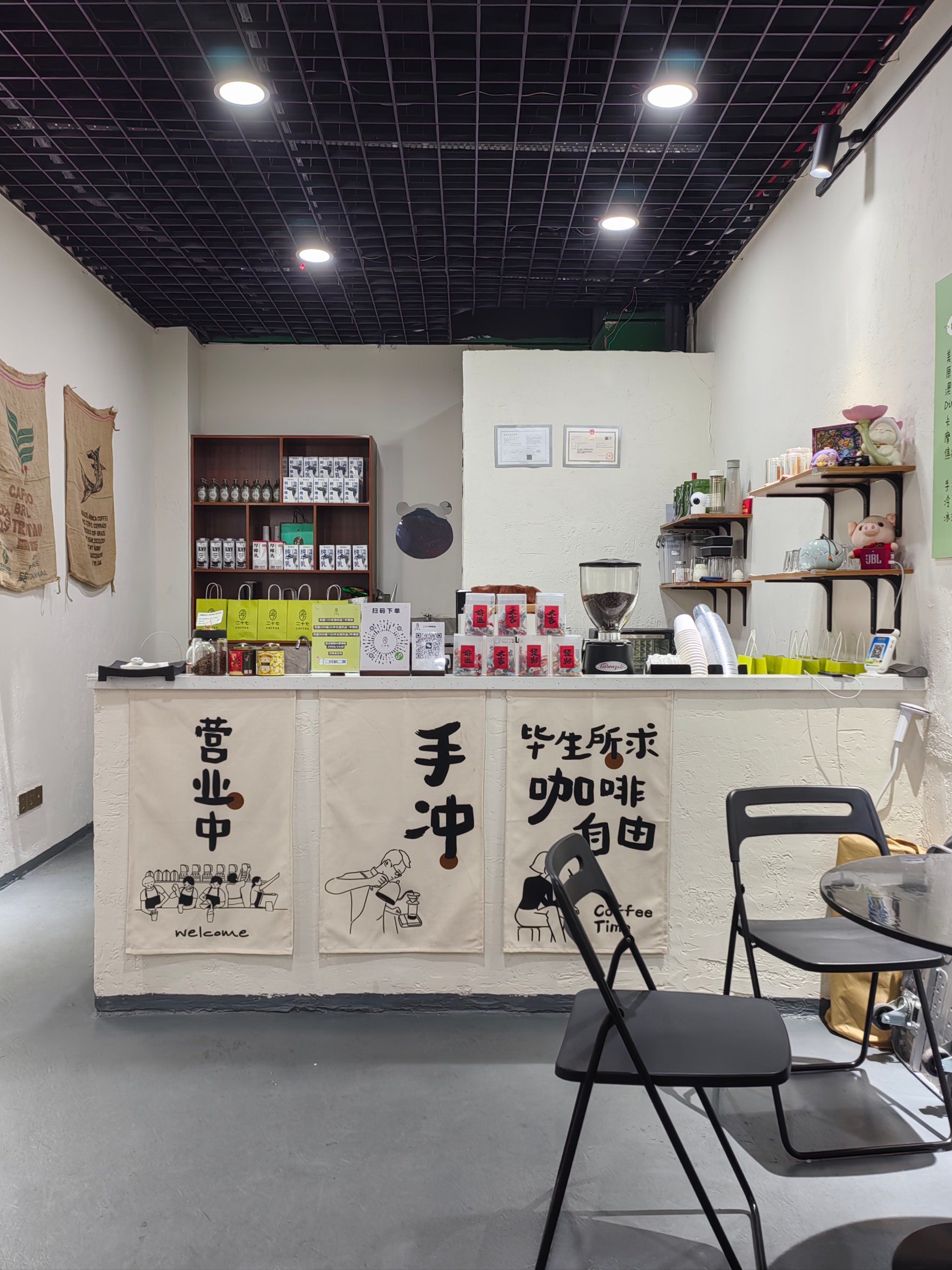 坐落在茶园奥园广场附近 
一家个人手作咖啡馆🍵
环境舒适透气