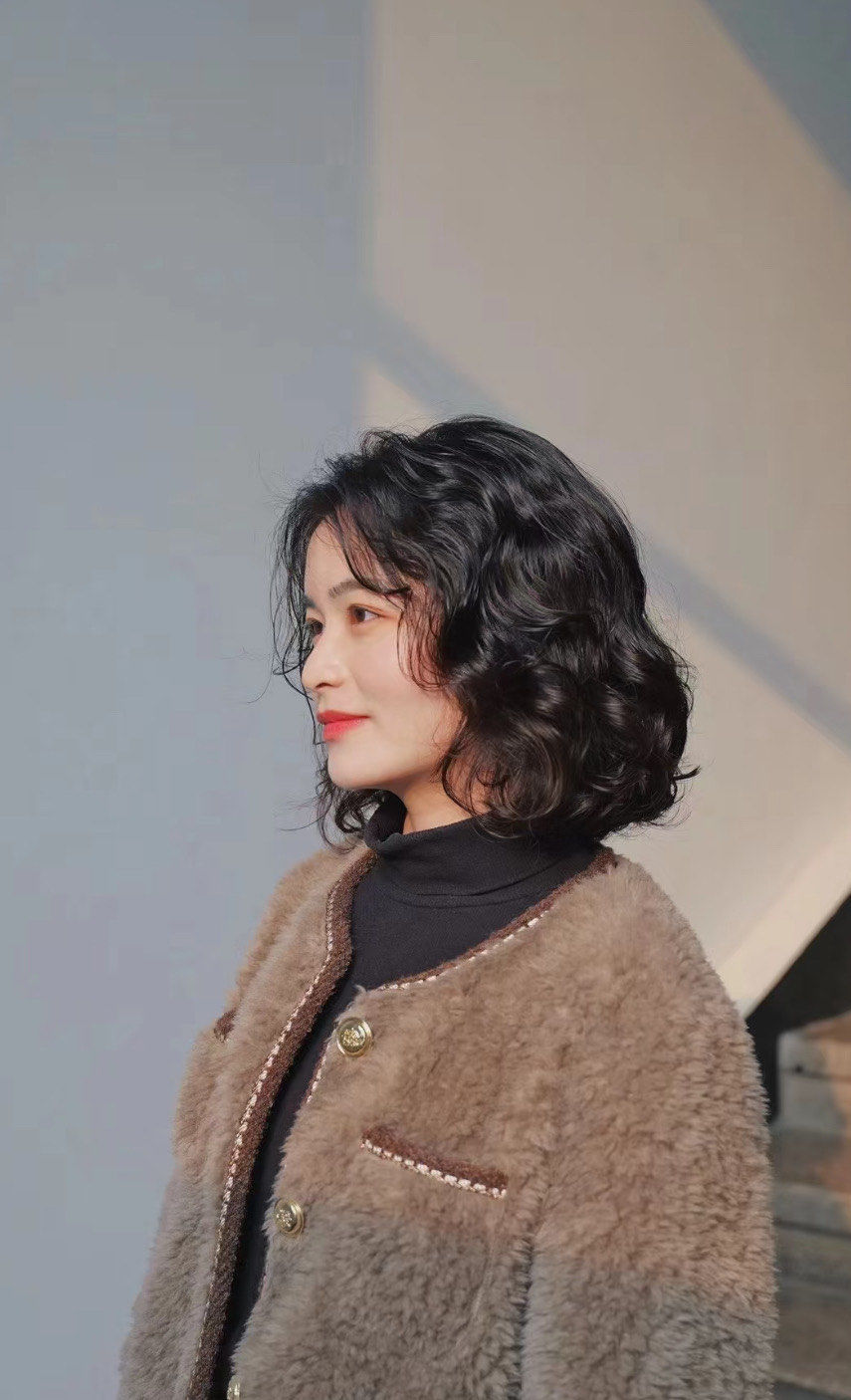 短发女生烫卷发真的太减龄太甜美啦中短发尴