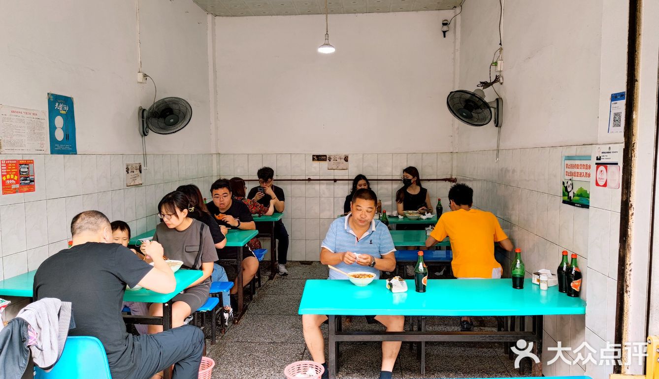 甘记：发迹近百年的芷泉街头肥肠粉
