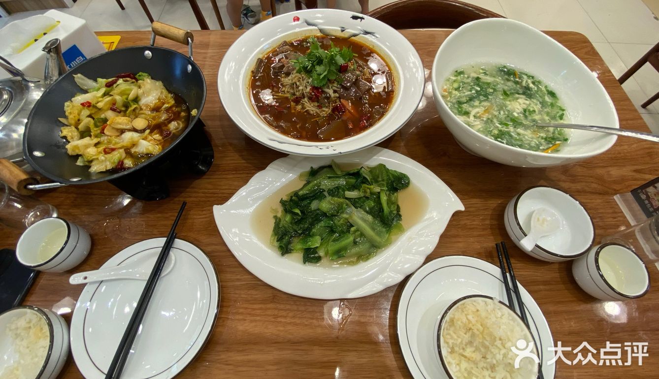 环境：就在三里桥 外面正在修路有点挡住店面了