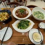 环境：就在三里桥 外面正在修路有点挡住店面了