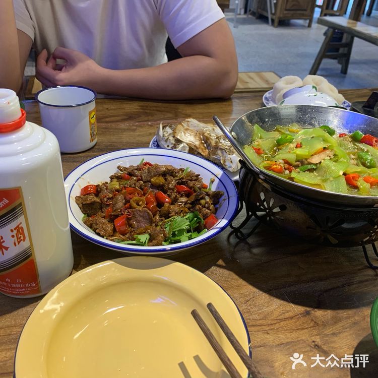 快餐品行业里面应该服务算好的，服务员也比较多