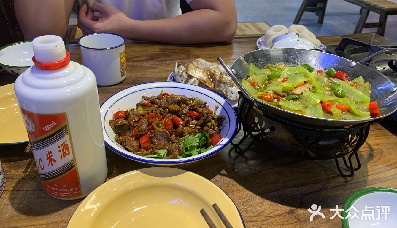 快餐品行业里面应该服务算好的，服务员也比较多