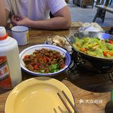 快餐品行业里面应该服务算好的，服务员也比较多