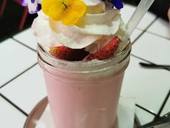 草莓优格奶昔-MIKAKU(万达广场上海宝山店)