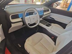 -小鹏汽车(上海静安大融城店)