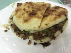 驴肉火烧-老许家正宗驴肉黄面胡羊焖饼·烧烤(名吃广场店)