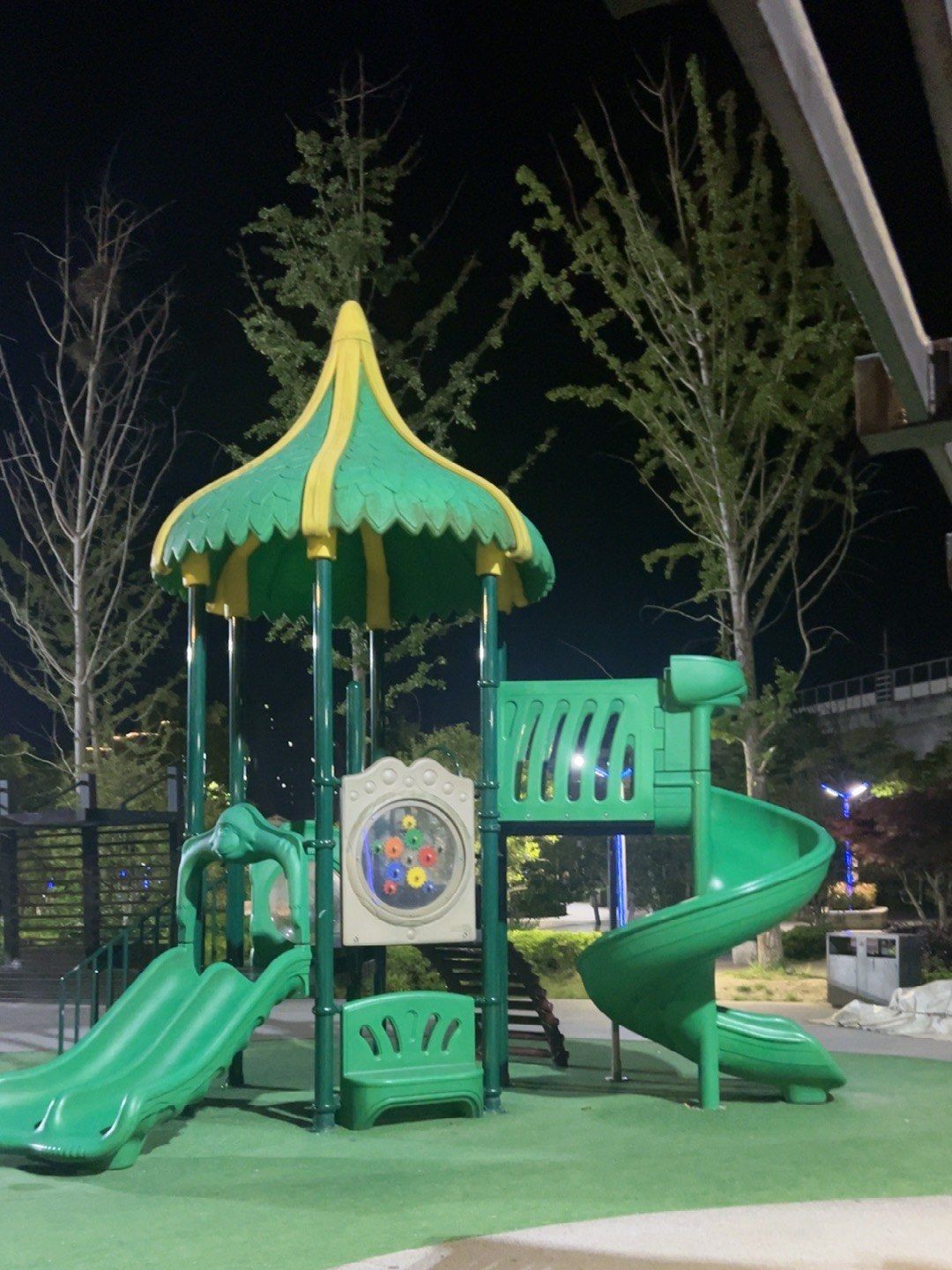 荔枝坐上“滑滑梯” 价格下跌原因几何？