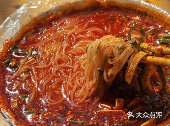 来打卡太阳锅巴家属院门口这家米线老店，是老陕米线的味