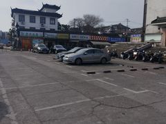 -朱家角影剧院-地面停车场