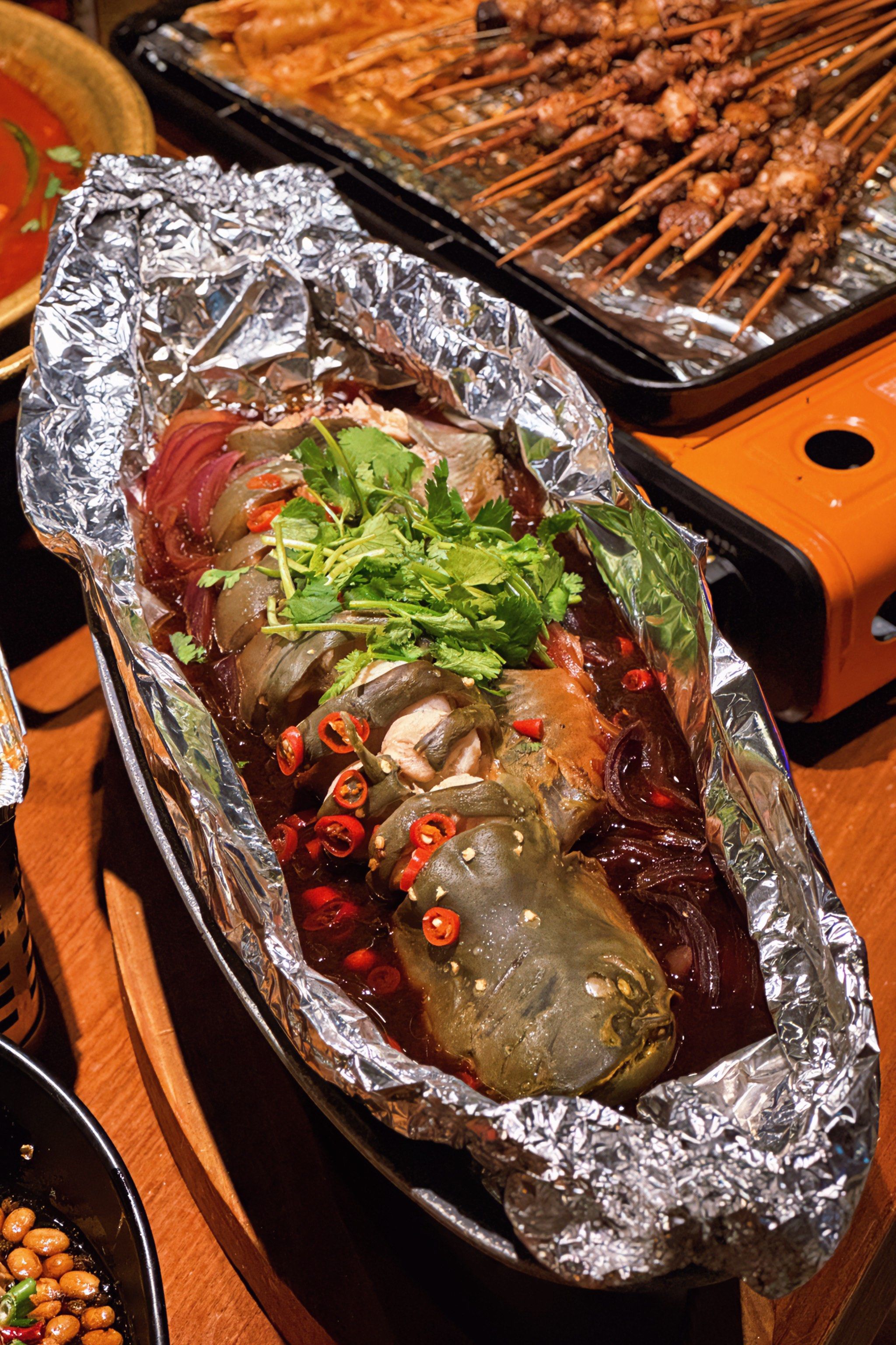 在沈阳烤串店吃到了一生挚爱!锡纸鲶鱼