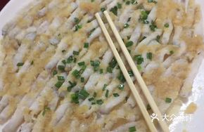Steamed Sandworm with Garlic and Vermicelli