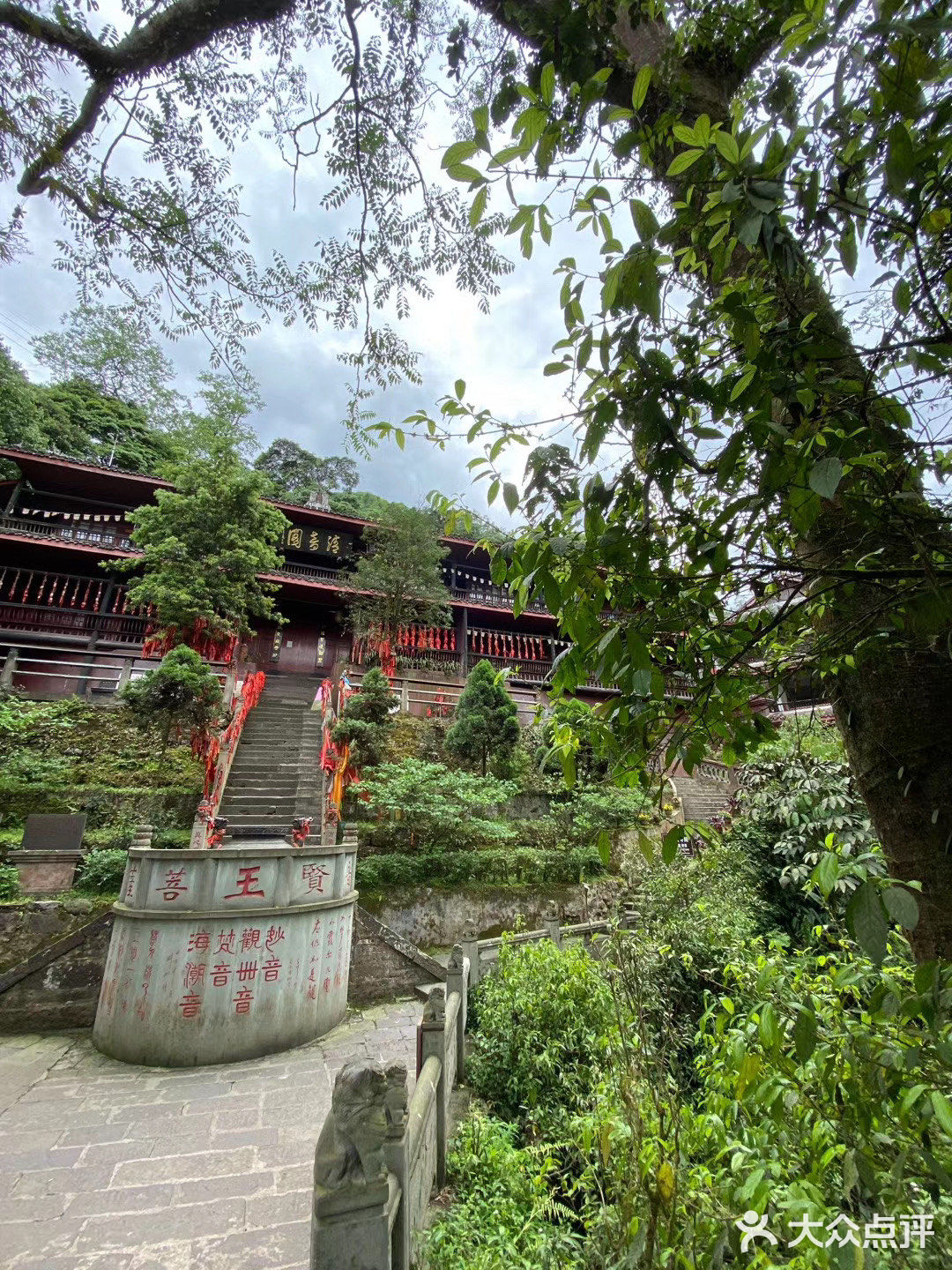 清音阁只有一个殿堂，阁前有“接王亭”；清音阁虽小
