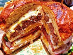 双蛋指椒牛肉汉堡-魏斯理汉堡(西安沣东吾悦店)