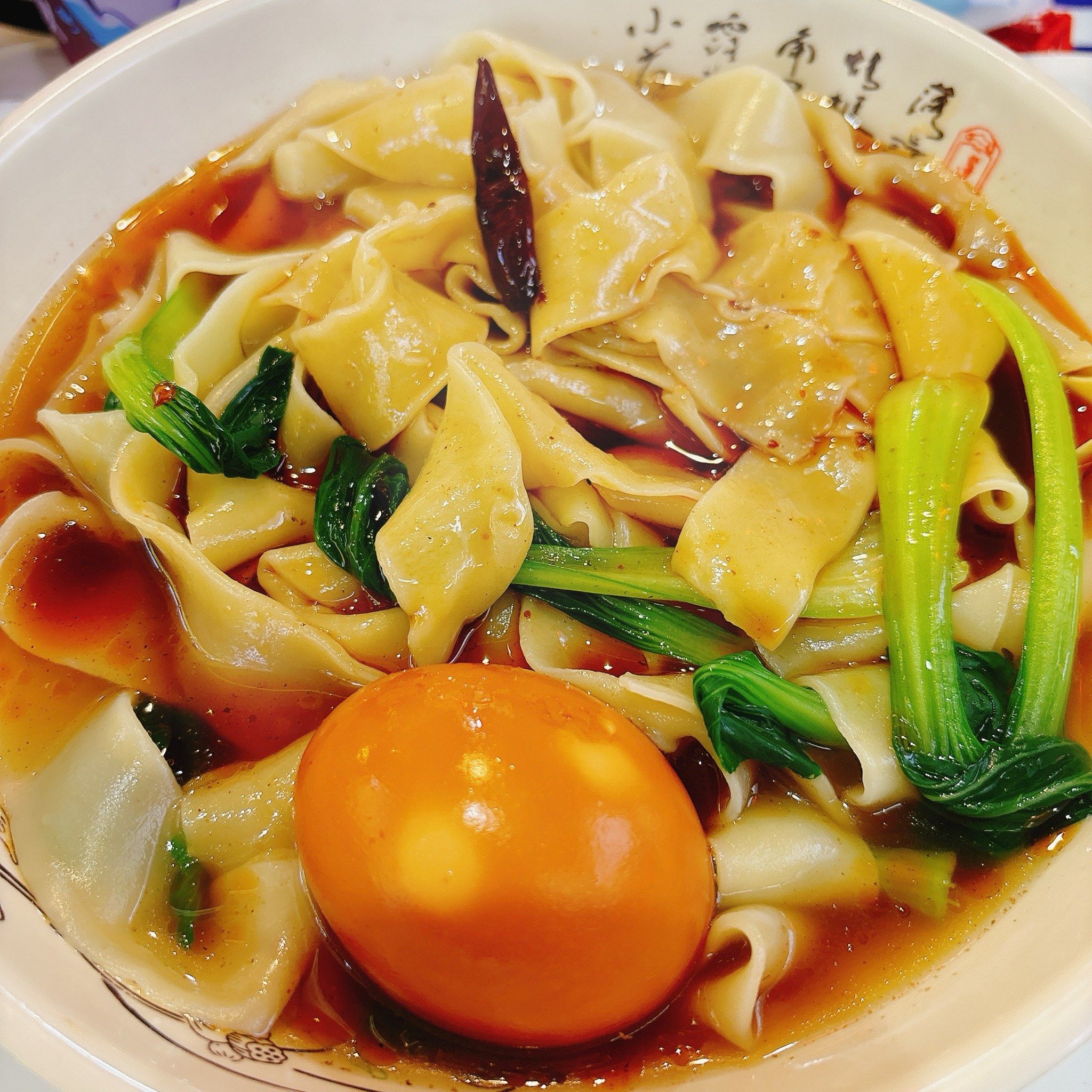 最后决定吃安徽牛肉板面,板面非常有劲道,汤底浓郁先香要的微辣还好吧