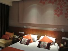 房间的床和沙发-九华山聚龙大酒店