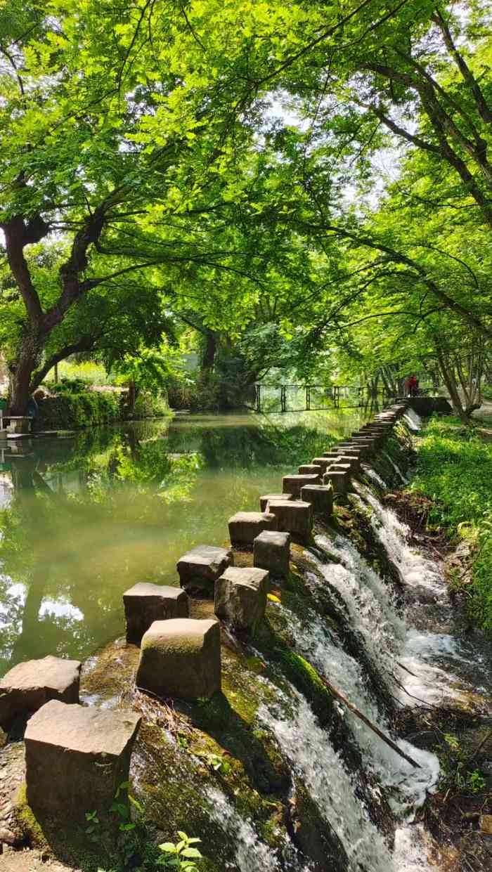 西溪南古村落景区"黄山南麓,丰乐河畔的西溪南村,立刻对它一.