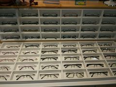 -MiRi眼镜连锁·蔡司·尼康控优点合作店(莘庄店)