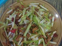 韭黄炒肉-陕北农家小吃风干羊肉剁荞面