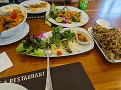 -Chom Cafe and Restaurant