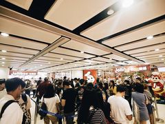 開幕當天大批顧客在外排隊-快乐蜂(永光广场店)
