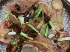 炸紫色土豆-三锅莊·牦牛肉火锅·香格里拉特色藏餐宴请餐厅(昆明创始店)