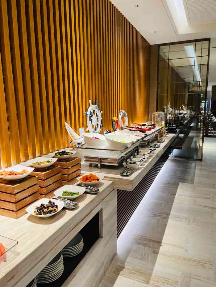 万荟轩自助餐厅(蓝海风万怡酒店)-"[薄荷]环境: 星级酒店标配,旁边是
