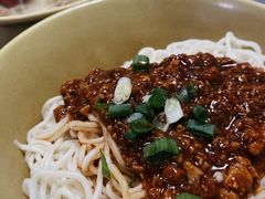 炸酱拌面-老上海食惠裡小籠包生煎包