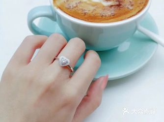 喜欢小清新的甜美风格，主钻选的是30分大小的圆钻