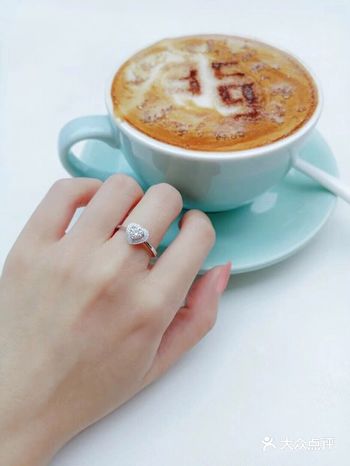 喜欢小清新的甜美风格，主钻选的是30分大小的圆钻