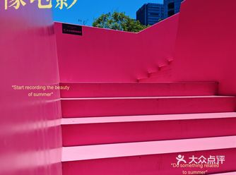 在城南的繁华地段，有这么一家引人注目的店铺——百客屋