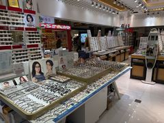 -美式眼镜·授权蔡司.依视路.尼康.豪雅.明月(人民广场店)