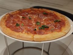 意大利腊肠比萨配腌番茄和干酪-WOLFGANG PUCK KITCHEN & BAR(迪士尼小镇店)