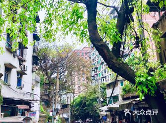 从上新街出发，经过一些老居民楼，就像回到了小时候一样
