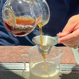 在院子里晒太阳喝咖啡 秋日氛围感拉满!