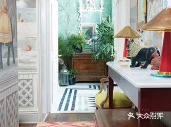 强烈的戏剧化效果，新古典主义壁纸与法式中国风壁纸交相