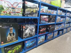 -逝水玩具折扣店