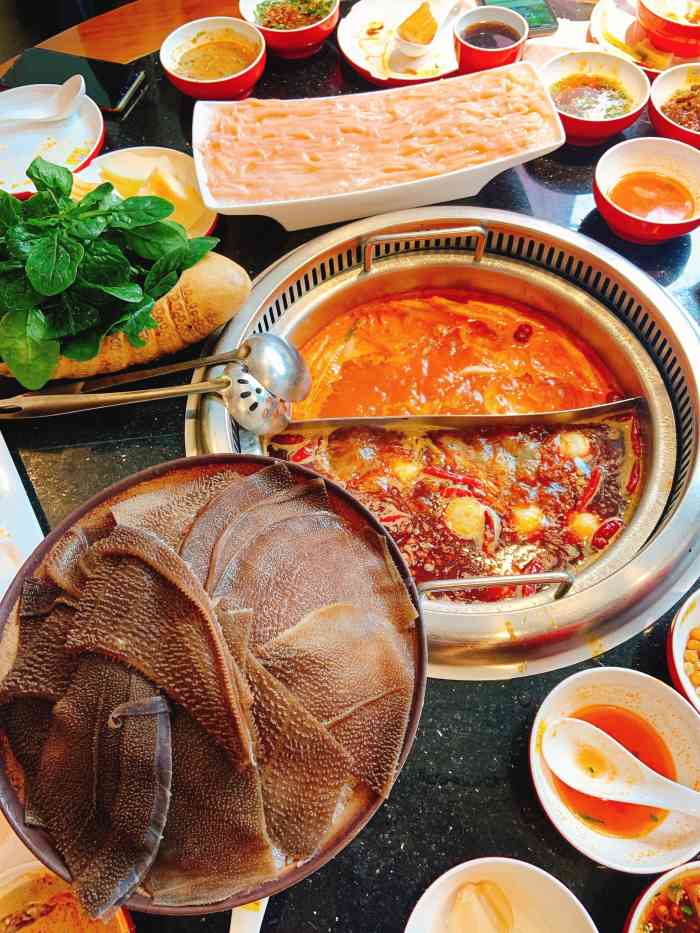 喜临门火锅-"工作日中午来吃没什么人,环境还过得去蔬.