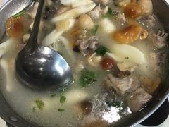 小蘑菇炖鸡汤-老王烫面角(北京路店)