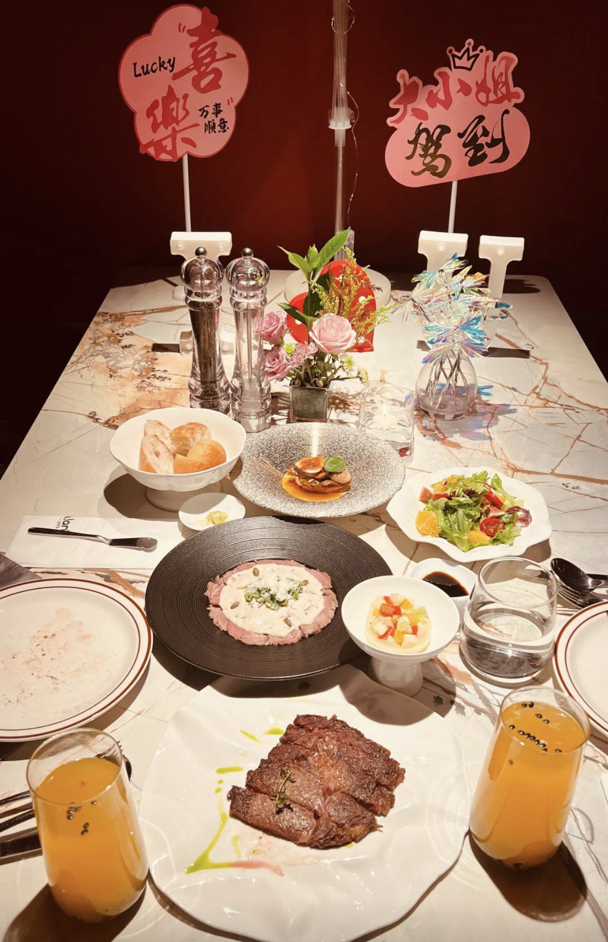 浪漫夜晚的美食约会