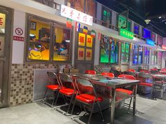 等位区-马路牙子烧烤音乐酒馆(望京店)