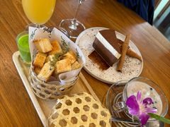 -Chom Cafe and Restaurant