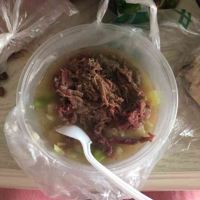 打分 点了个外卖 优质胡辣汤 加了很多腊牛肉 味道不错 但是鸭蛋夹馍