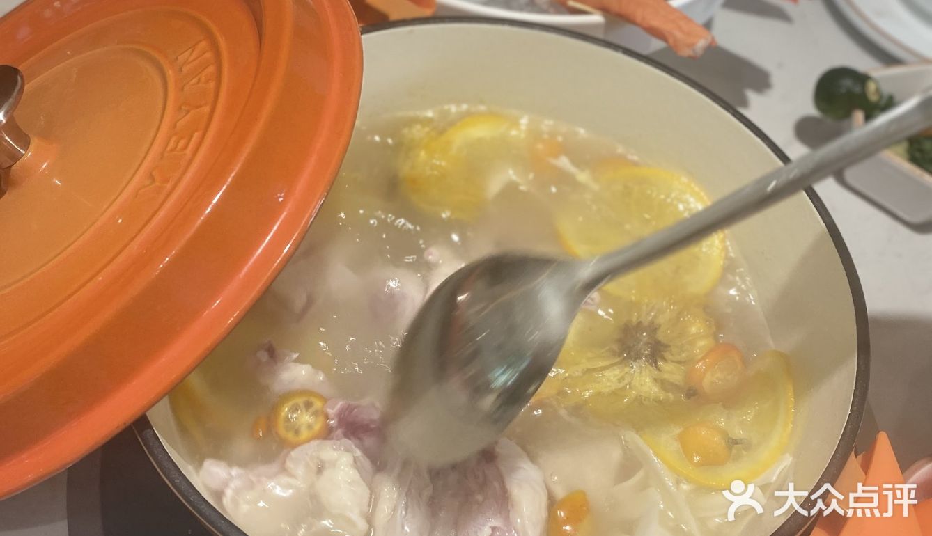 佛山美食广州必吃椰子鸡火锅。很正宗