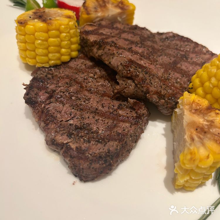 切一块西冷蘸油爆虾的蒜油,再卷上一叉子意面