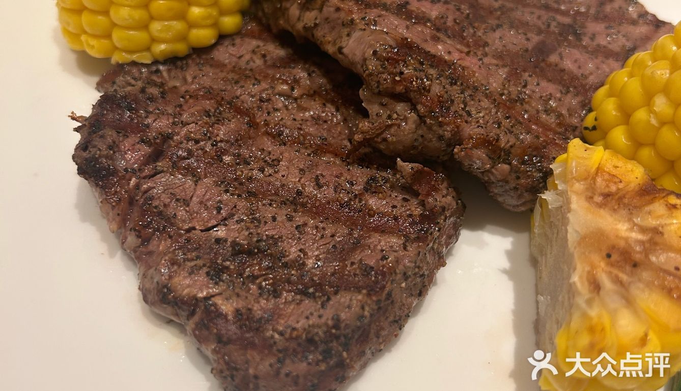 切一块西冷蘸油爆虾的蒜油，再卷上一叉子意面